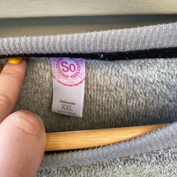 SO Furry Crewneck Sweatshirt - Women’s Size XXL - Picture 6 of 8